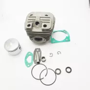 Kit cylindre piston pour tronçonneuse – 45.8 mm cylindre, 45.7 mm piston – Entraxe 40 mm Admission, 43 mm Échappement