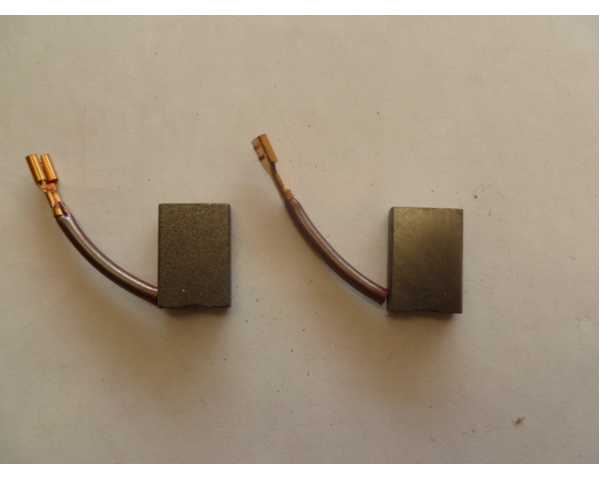 F2200MAX24 JEU DE 2 CHARBONS 02041352 Spare part SWAP-europe.com